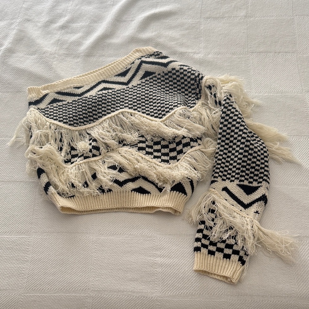 Stylish One-Shoulder Sweater in Black and Cream